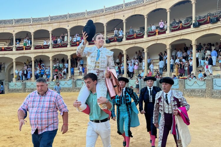 La novillera Olga Casado abre la puerta de la Maestranza y Moli de Ronda se tiene que conformar con una oreja