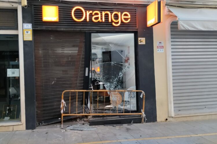 Unos delincuentes intentan llevarse los móviles de la tienda de Orange empotrando un coche robado contra el escaparate