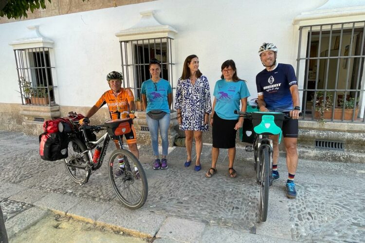 Dos ciclistas sordos recorren Andalucía para recaudar fondos y poder enviar bicicletas a niños de zonas rurales de India