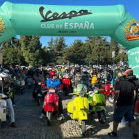 Más de 200 Vespas y Lambrettas participan en la séptima concentración de estas singulares motocicletas