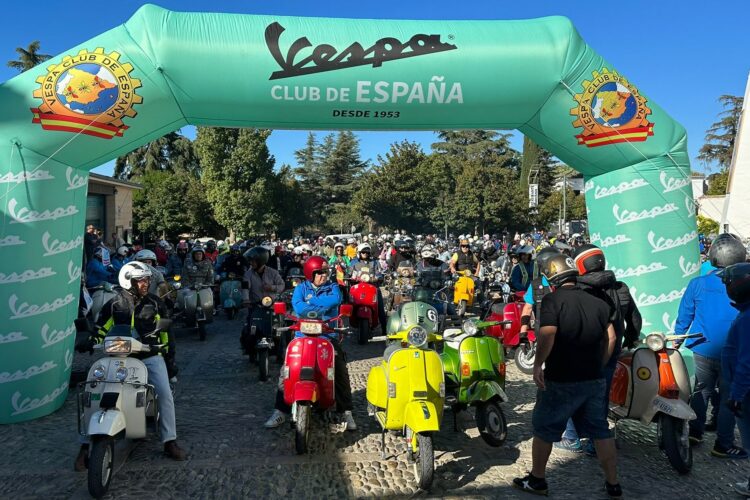 Más de 200 Vespas y Lambrettas participan en la séptima concentración de estas singulares motocicletas