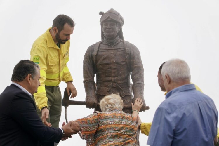 Colocan una estatua en Sierra Bermeja como homenaje al bombero fallecido en el gran incendio de 2021