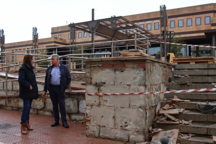 El Ayuntamiento inicia obras de mejora en la plaza Carlos Cano, junto al Palacio de Justicia