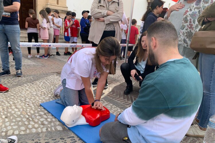 Numerosos escolares participan en el II Maratón RCP organizado por el CEIP Miguel de Cervantes