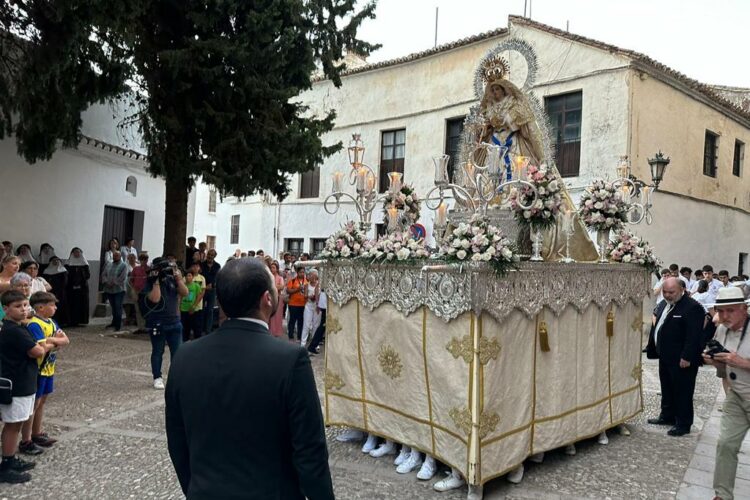 Nuestra Señora de la Aurora llena de oración y cánticos las históricas callejuelas de Ronda