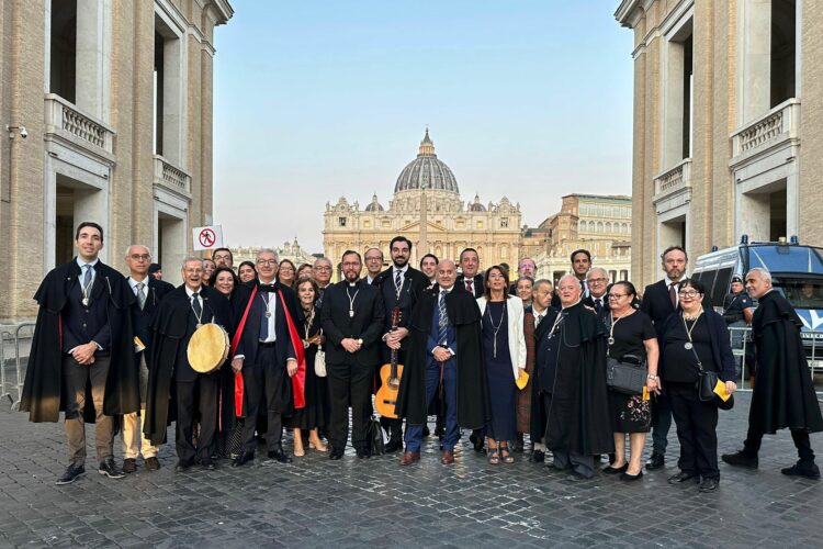 La Hermandad de la Aurora ofrece sus cánticos al Papa Francisco durante su peregrinación al Vaticano