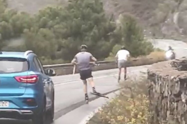 Dos individuos circulan de forma irresponsable en patines por la carretera A-397 Ronda-San Pedro a pesar de la lluvia y el viento