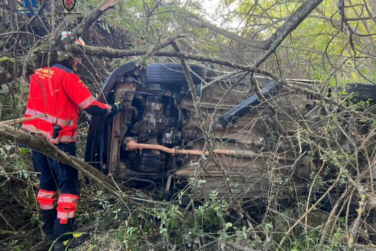 Dos personas resultan heridas tras volcar la furgoneta en la que viajaban en la zona del Hondón