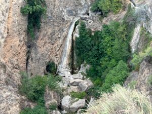 El popular y conocido salto de agua está seco.