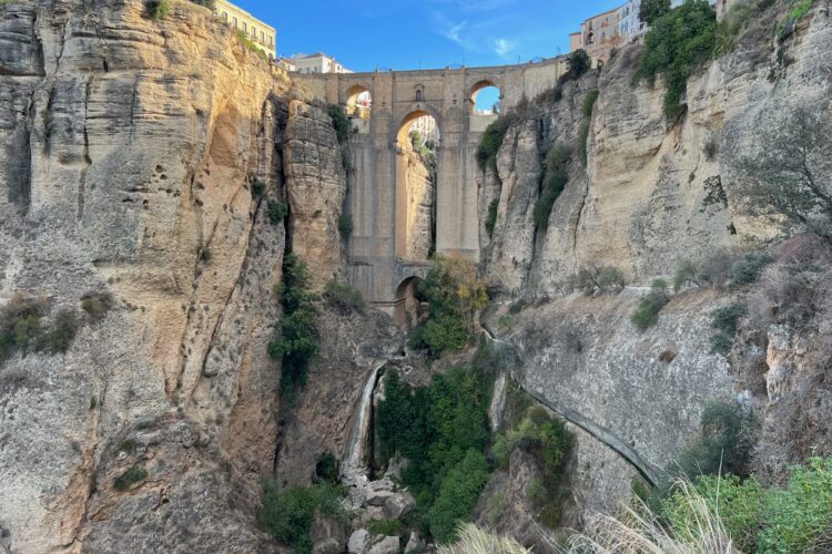 Ni una gota de agua en el Tajo: el río Guadalevín se queda completamente seco a su paso por Ronda