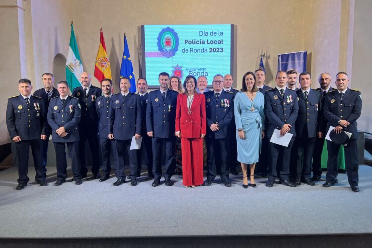 Una veintena de policías locales reciben reconocimientos por su labor en el día de la patrona