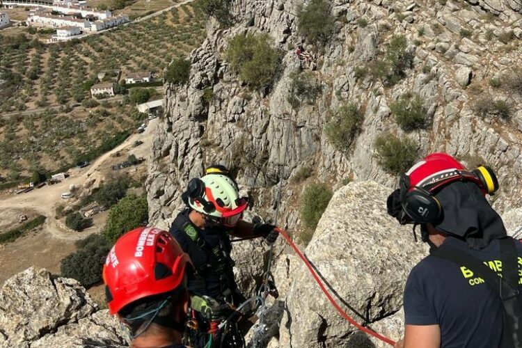 Rescatan a un senderista atrapado en la tirolina de la vía ferrata de Montejaque