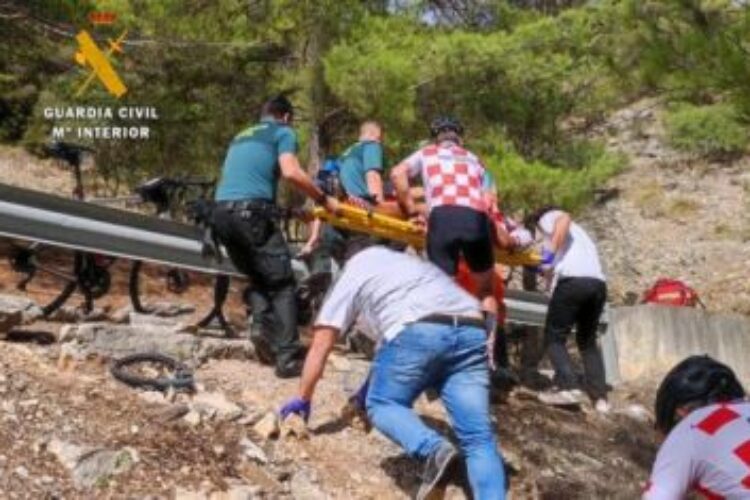 La Guardia Civil rescata a un ciclista que se precipitó por un barranco de la carretera de El Burgo