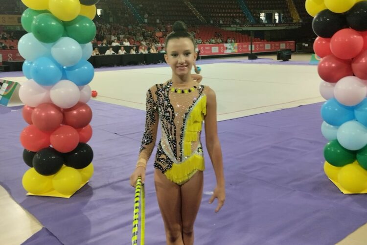 La gimnasta Zaira Guerrero, del Club Agra, realiza una meritoria actuación en el Torneo Copa Base de Andalucía