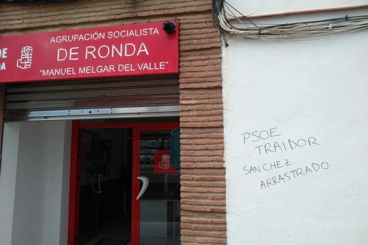 Aparecen pintadas en la sede del PSOE de Ronda en las que se les llama «Traidores» por la Ley de Amnistía