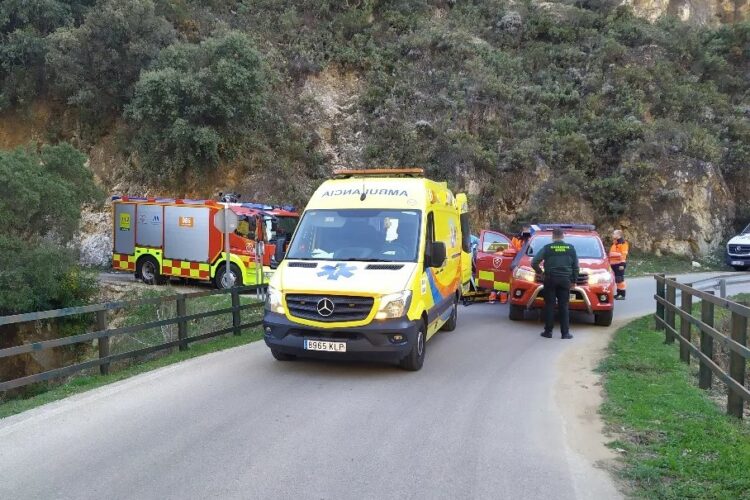 Bomberos y Guardia Civil rescatan a una senderista de 65 años que sufrió la fractura de una pierna en Igualeja