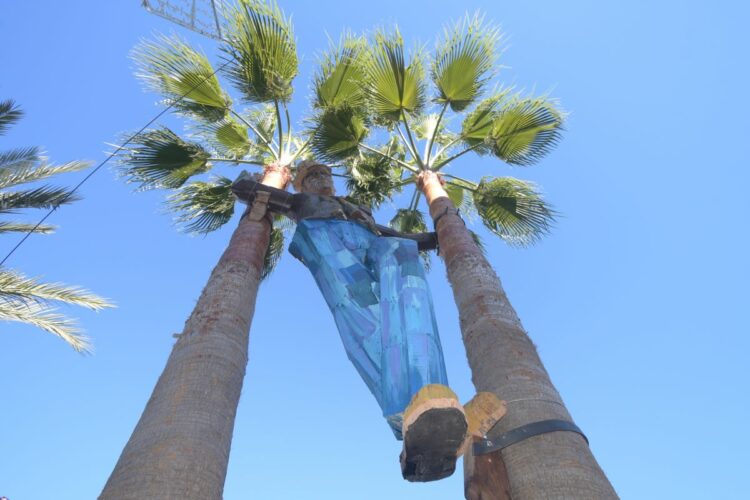 Pujerra instala entre dos palmeras una escultura del artista Ricardo Dávila