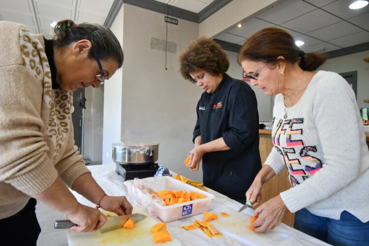 Chefs y mujeres del Valle del Genal trabajan juntos en unas jornadas para recuperar y fomentar las recetas tradicionales