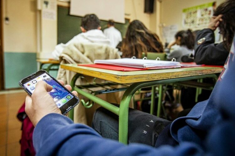 La Junta de Andalucía limitará el uso de móviles en las aulas