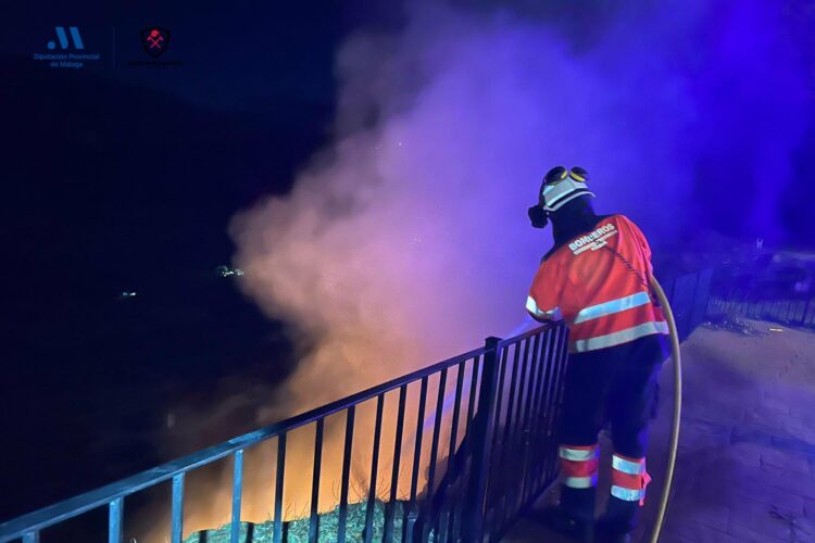 Los bomberos sofocan un conato de incendio en las cornisas del Tajo