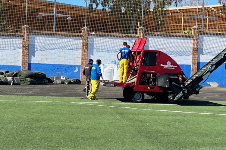 Comienza la instalación del nuevo césped artificial en el complejo deportivo de El Fuerte