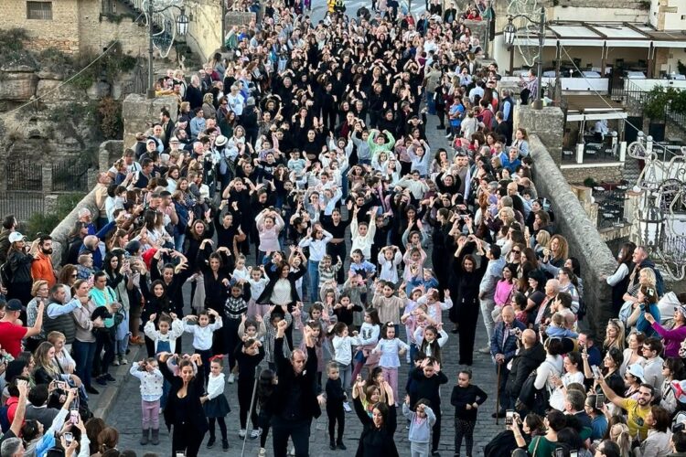 Más de 200 alumnos de las academias de baile de Ronda celebran el Día del Flamenco con un flashmob en el Puente Nuevo