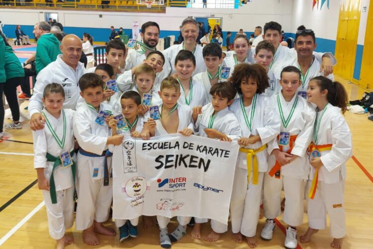 Los karatecas de la Escuela Seiken se hicieron con quince medallas en el Campeonato Andalucía Estilos