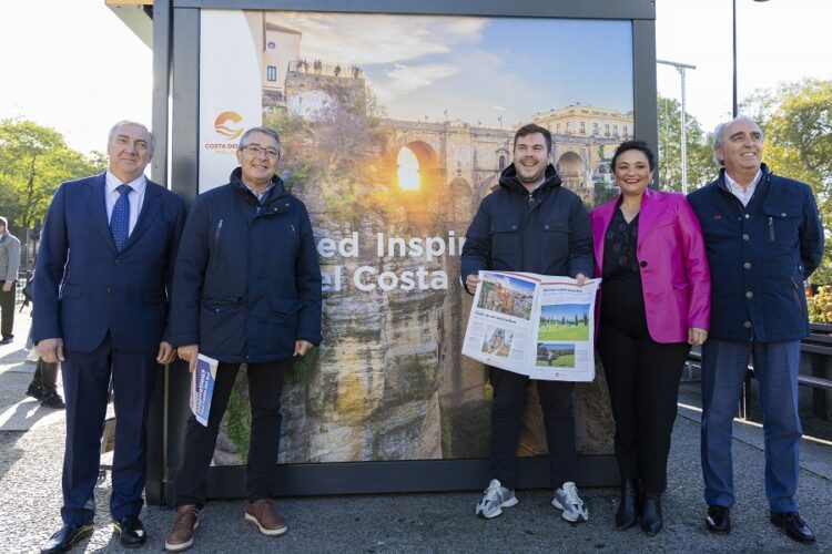 World Travel Market (WTM): Reparten periódicos con la imagen del Puente Nuevo en el corazón de Londres