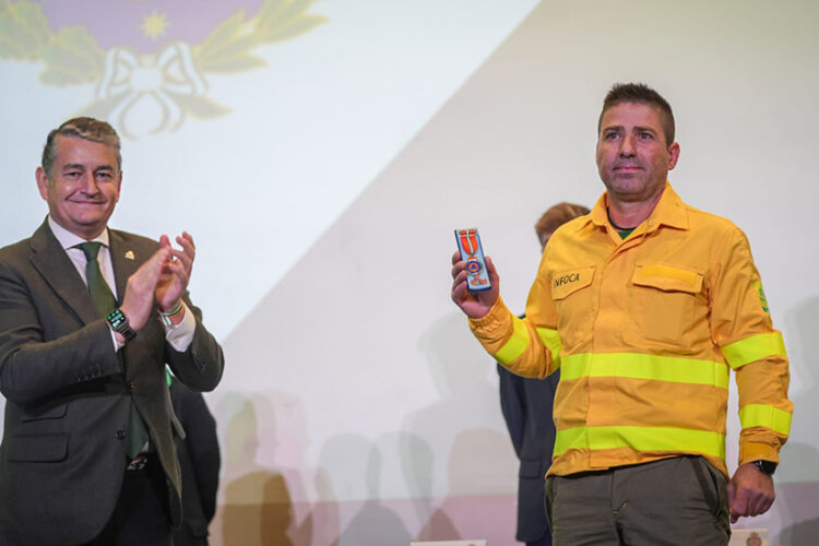 El bombero del Infoca herido en el incendio de Pujerra, recibe la Medalla de Oro de Protección Civil de Andalucía