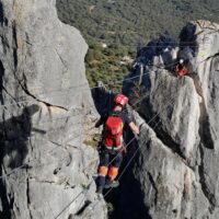 Los bomberos rescatan a dos excursionistas que quedaron atrapados en la tirolina del Castillo de Gaucín