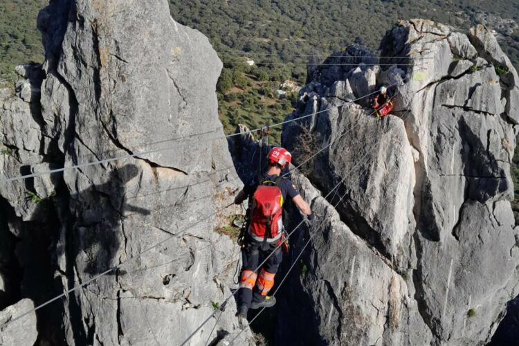 Los bomberos rescatan a dos excursionistas que quedaron atrapados en la tirolina del Castillo de Gaucín