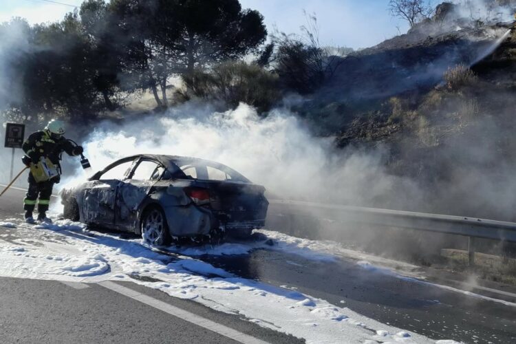 Los bomberos sofocan un incendio declarado en un vehículo que circulaba por Cuevas del Becerro