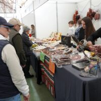 Cientos de personas participan en la primera jornada de la Feria de la Chacina de Benaoján