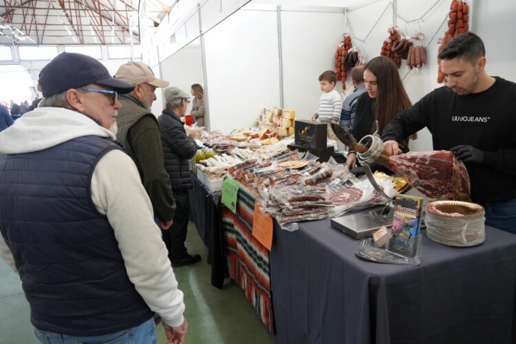 Cientos de personas participan en la primera jornada de la Feria de la Chacina de Benaoján