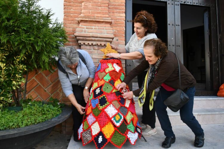 Vecinas de Algatocín deciden llevar el espíritu de la Navidad a todos los rincones del pueblo