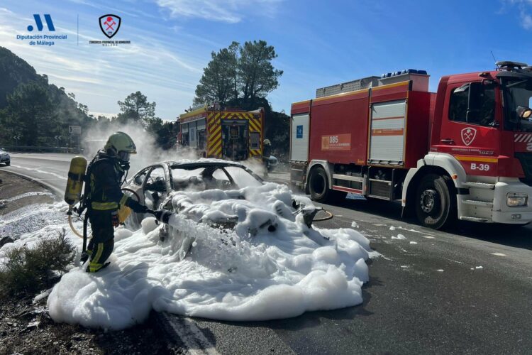 Un turismo provoca retenciones en la A-397 Ronda-San Pedro tras salir ardiendo mientras circulaba