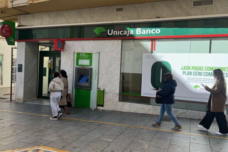 Unicaja retrasa durante cuatro días las pagas extras de los sanitarios que este año las han cobrado después de Navidad