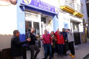 Aficionados festejando el premio.