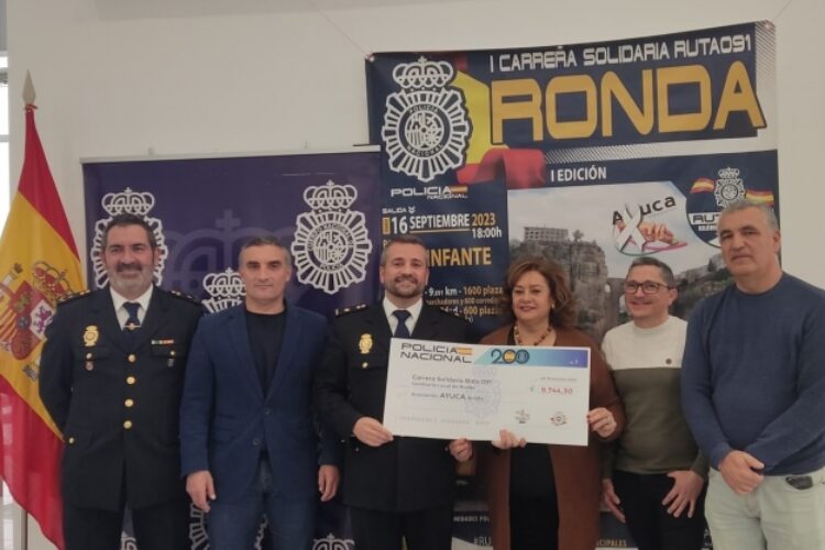 La Policía Nacional entrega a Ayuca los cerca de 10.000 euros recaudados con la I Carrera Solidaria Ruta 091