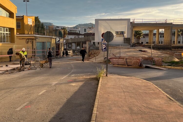 Comienzan las obras de la plaza que se situará entre la Biblioteca Comarcal y la nueva estación de autobuses