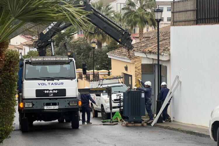 El incendio de un transformador eléctrico deja a numerosos usuarios de la zona Sur de Ronda sin luz