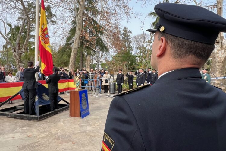 La Policía Nacional rinde honores a la bandera de España en su 200 aniversario