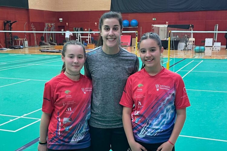 Las jugadoras rondeñas de bádminton Clara Sánchez y Elena Gutiérrez se entrenan junto a la campeona Carolina Marín