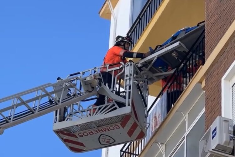 Los bomberos rescatan a una mujer de 81 años que sufrió una fractura de cadera en su vivienda