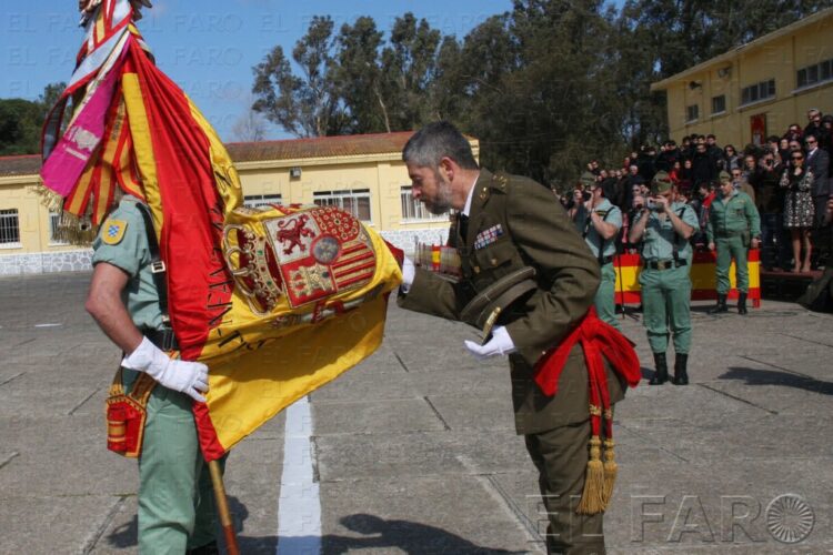 El general Alfonso García-Vaquero entrega su faja de mando a la Virgen de la Paz