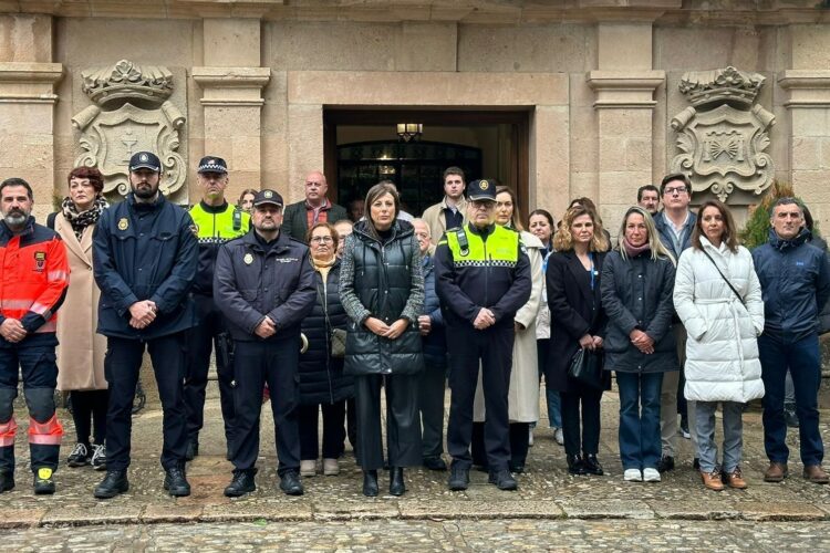 Decenas de personas se concentran en Ronda para condenar el asesinato de los dos guardia civiles en Barbate