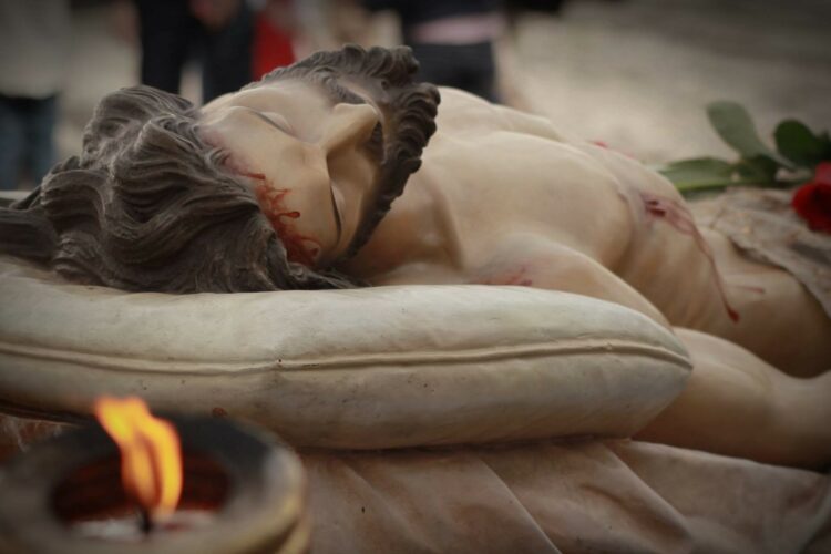 La Hermandad del Santo Entierro ofrece una exposición sobre su historia y patrimonio