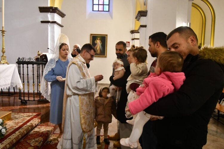Algatocín celebró la festividad de la Candelaria con la tradicional bendición de los recién nacidos