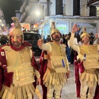 Papelillos, serpentinas y coplas en el alegre pasacalles de Carnaval