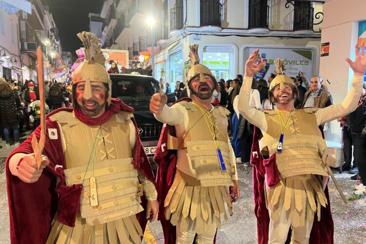 Papelillos, serpentinas y coplas en el alegre pasacalles de Carnaval